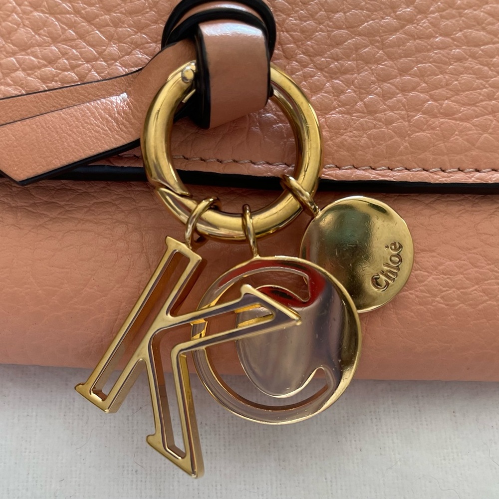 Chloé Authentic Vintage Peach Leather Compact Wallet with Gold Charms - Picture 4 of 16